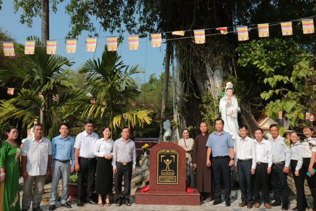 Đông đảo tăng ni, Phật tử và người dân dự lễ đón nhận Bằng công nhận Cây Di sản