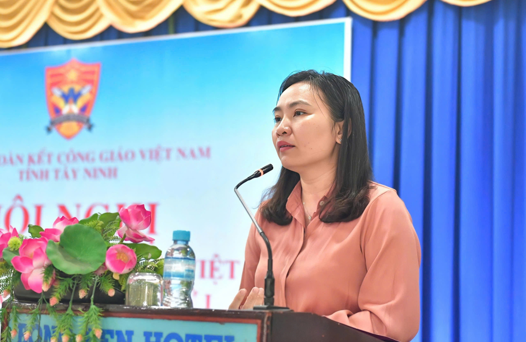 Phó Chủ tịch Ủy ban MTTQ Việt Nam tỉnh Lê Thị Cẩm Tú phát biểu tại hội nghị