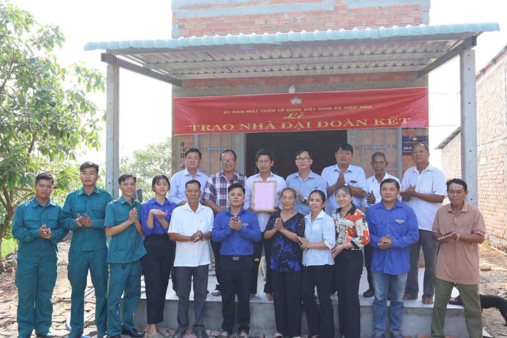 X&atilde; Hiệp H&ograve;a: Trao tặng 5 căn nh&agrave; Đại đo&agrave;n kết 