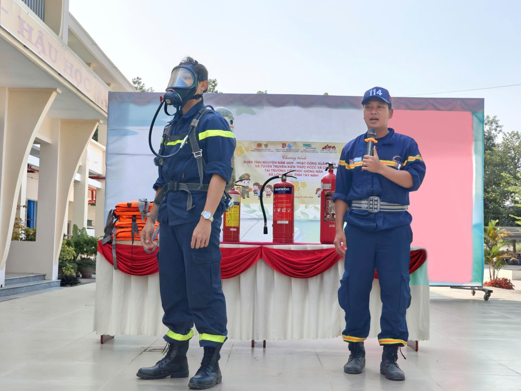 Cán bộ phổ biến một số kiến thức, kỹ năng cơ bản về phòng cháy chữa cháy và cứu nạn cứu hộ