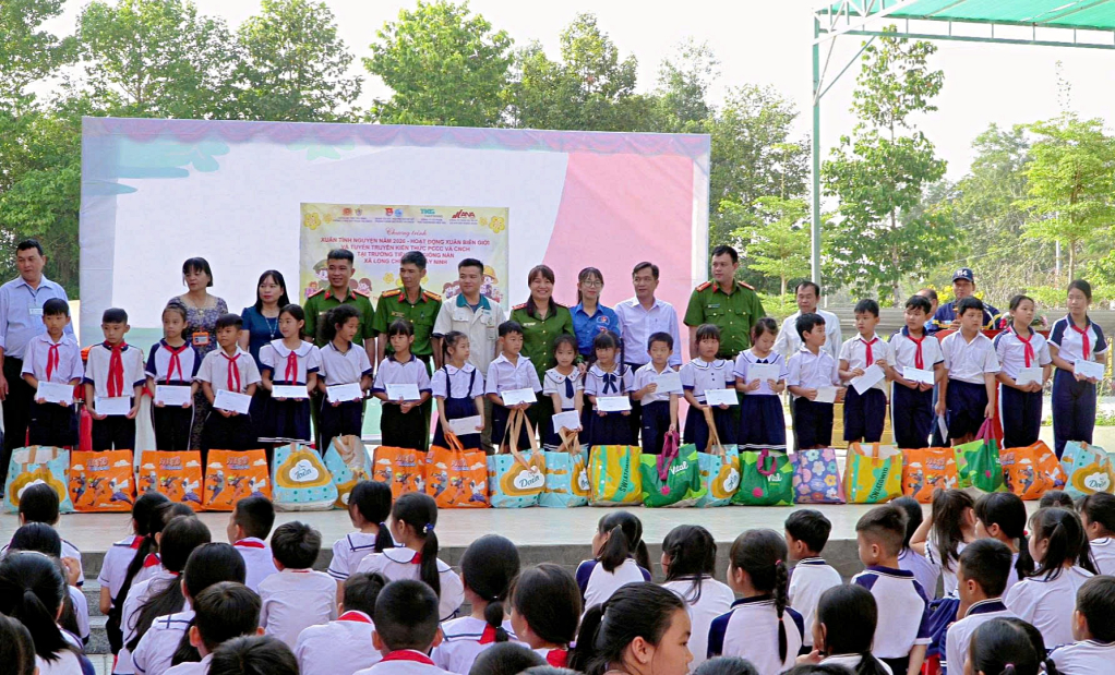 Trao tặng quà cho các em học sinh