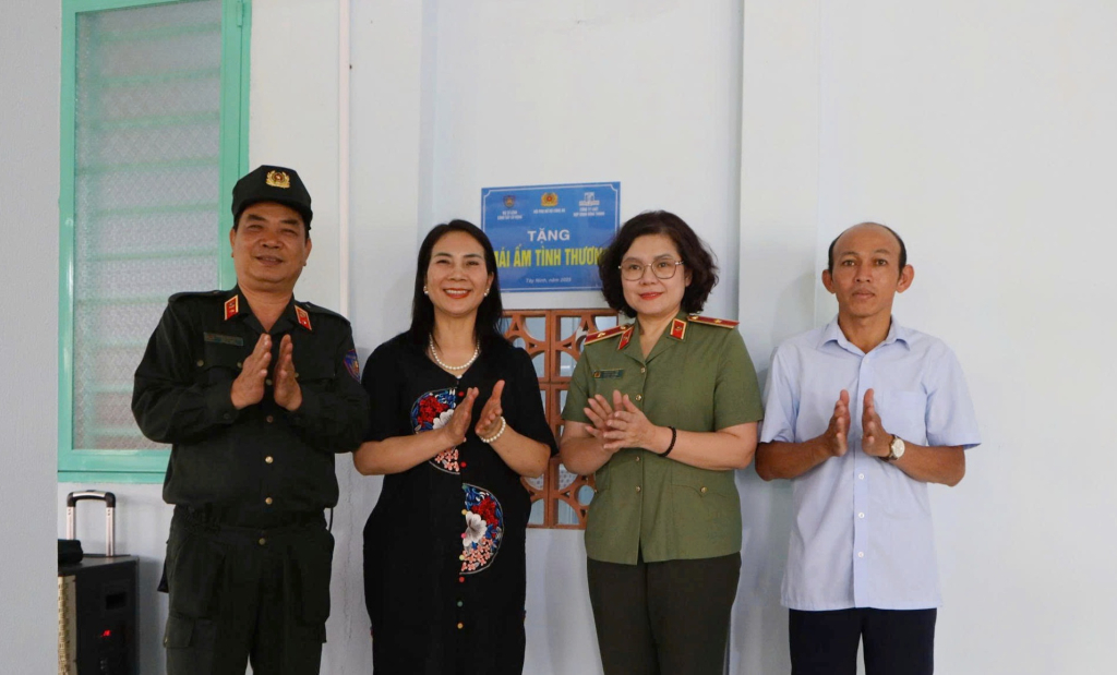 Các đại biểu chúc mừng gia đình anh Huỳnh Văn Thạo