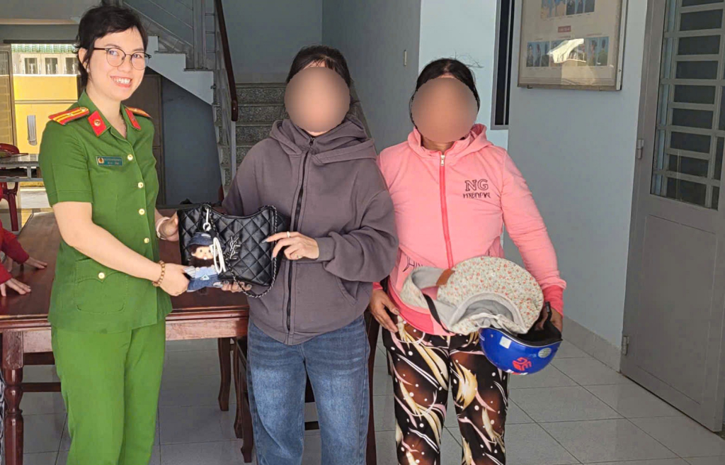 C&ocirc;ng an x&atilde; Bến Cầu trao trả t&agrave;i sản gần 70 triệu đồng cho người d&acirc;n đ&aacute;nh rơi