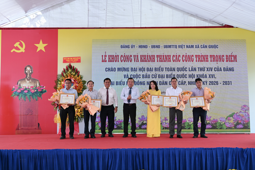 Lãnh đạo tỉnh trao Bằng khen cho các tổ chức, cá nhân đóng góp công tác an sinh xã hội tại địa phương