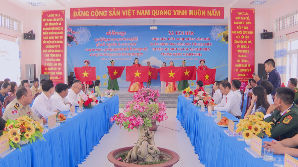 Toàn cảnh Chương trình họp mặt hữu nghị mừng năm mới xuân Bính Ngọ 2026 với đại biểu huyện Me Mot và các xã biên giới Vương quốc Campuchia.