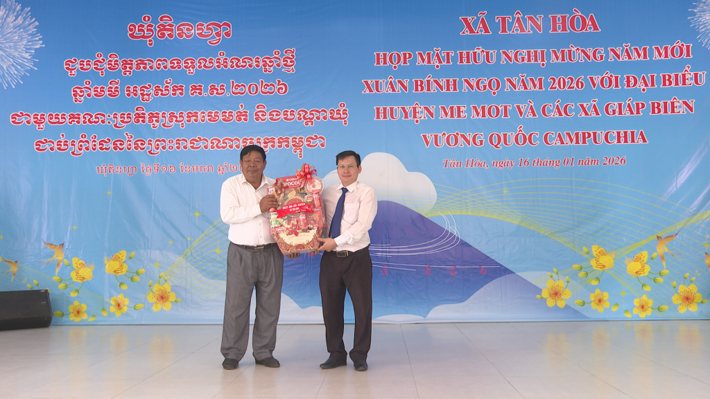 Bí thư Đảng ủy, Chủ tịch HĐND xã Tân Hòa Lý Trung Đông tặng quà cho lãnh đạo huyện Me Mot