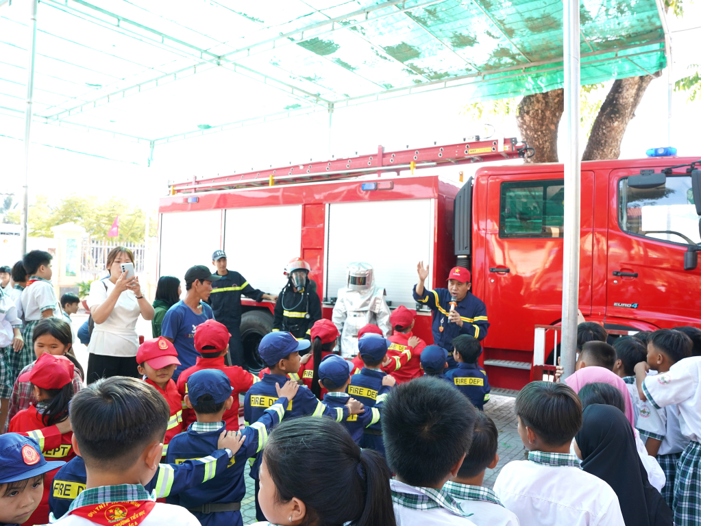 Học sinh trường Tiểu học Thạnh Bắc A thích thú tham gia chương trình trải nghiệm 