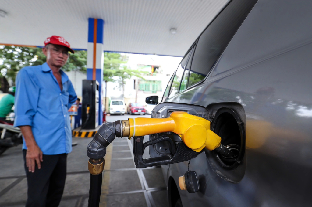 Gi&aacute; xăng dầu h&ocirc;m nay 17/01: Đảo chiều tăng trở lại