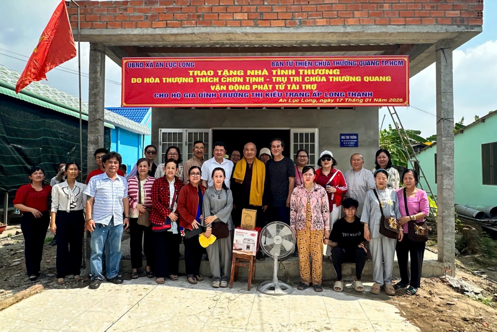 X&atilde; An Lục Long trao tặng nh&agrave; t&igrave;nh thương cho người d&acirc;n c&oacute; ho&agrave;n cảnh kh&oacute; khăn