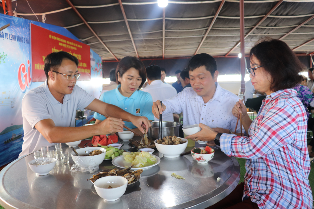 Giữ bếp lửa giữa tr&ugrave;ng khơi