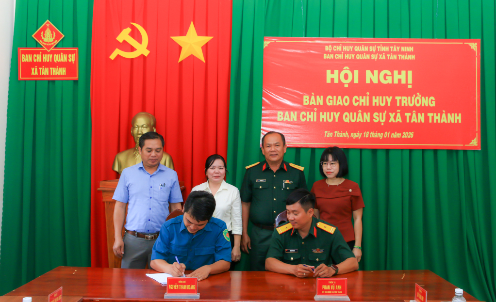 B&agrave;n giao chức tr&aacute;ch, nhiệm vụ Chỉ huy trưởng Ban Chỉ huy Qu&acirc;n sự x&atilde; T&acirc;n Th&agrave;nh