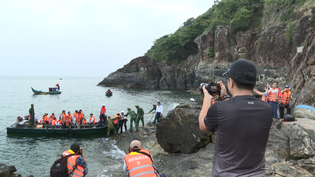 Những ph&oacute;ng vi&ecirc;n trong h&agrave;nh tr&igrave;nh đưa m&ugrave;a xu&acirc;n ra đảo