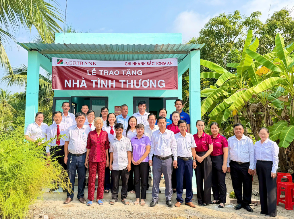 X&atilde; H&ograve;a Kh&aacute;nh trao 3 căn nh&agrave; t&igrave;nh thương 