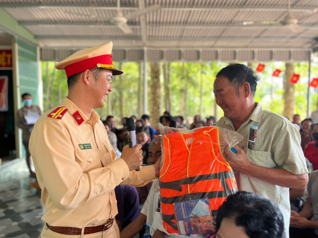 Phòng Cảnh sát giao thông tuyên truyền pháp luật và tặng áo phao người dân hành nghề đánh bắt thủy sản
