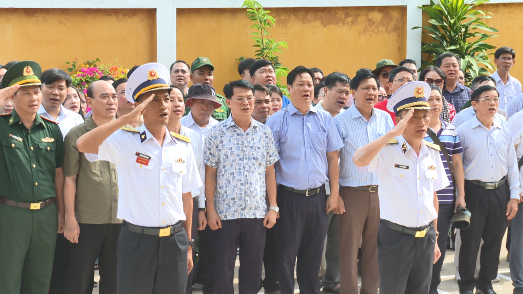 Lễ ch&agrave;o cờ tr&ecirc;n đảo H&ograve;n Khoai