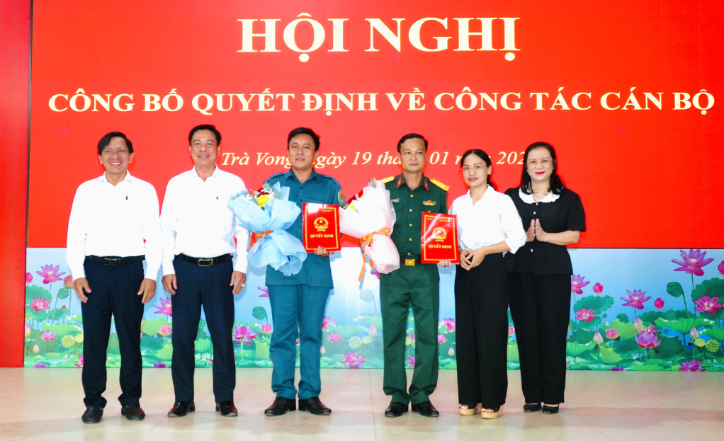 Tr&agrave; Vong: C&ocirc;ng bố quyết định bổ nhiệm Chỉ huy trưởng Ban Chỉ huy Qu&acirc;n sự x&atilde;