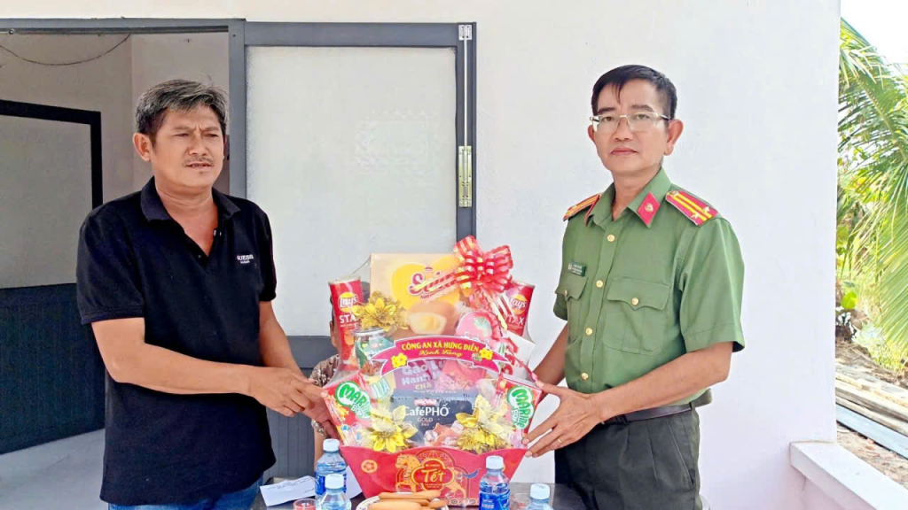 C&ocirc;ng an x&atilde; Hưng Điền b&agrave;n giao nh&agrave; ở cho gia đ&igrave;nh ch&iacute;nh s&aacute;ch