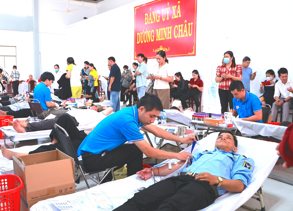 Hơn 800 t&igrave;nh nguyện vi&ecirc;n tham dự &ldquo;Ng&agrave;y hội hiến m&aacute;u t&igrave;nh nguyện v&agrave; Lễ hội Xu&acirc;n hồng&rdquo; năm 2026