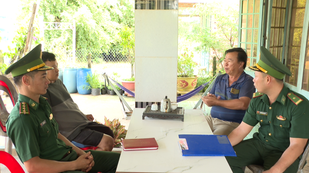 Bộ đội biên phòng Tây Ninh tuyên truyền pháp luật cho nhân dân khu vực biên giới.