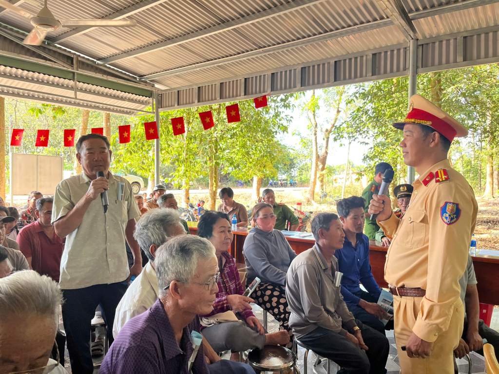 Người dân tham gia buổi tuyên truyền pháp luật về an toàn giao thông