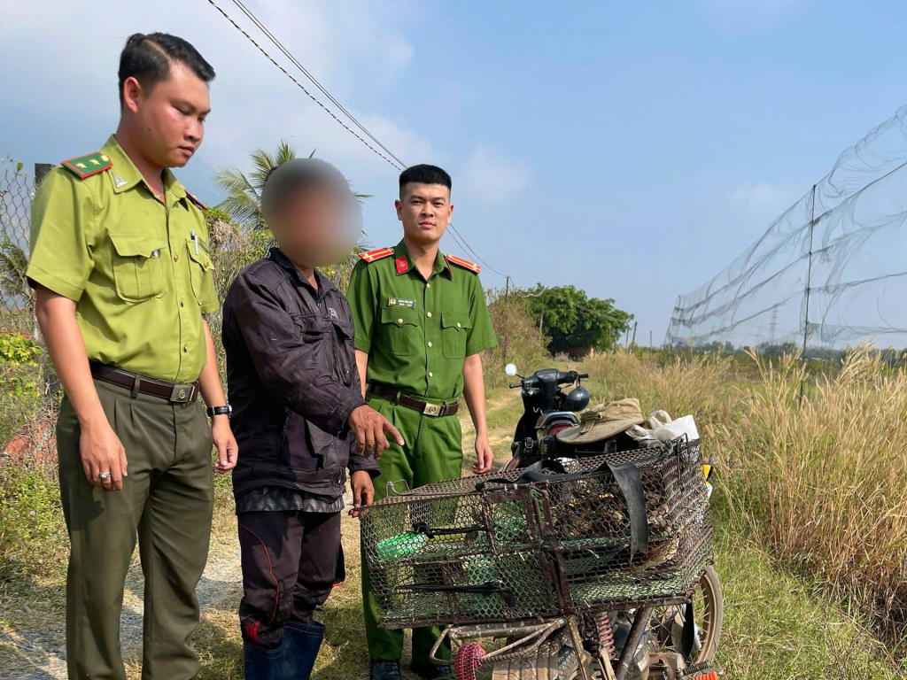 Công an xã Dương Minh Châu phối hợp kiểm tra, phát hiện và lập biên bản một trường hợp sử dụng lưới tàng hình để giăng, bẫy chim