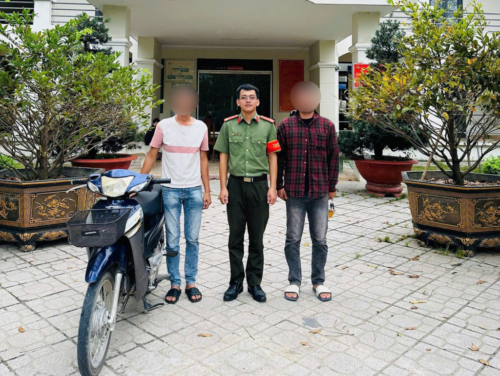 Công an trao trả tài sản bị mất cho người dân