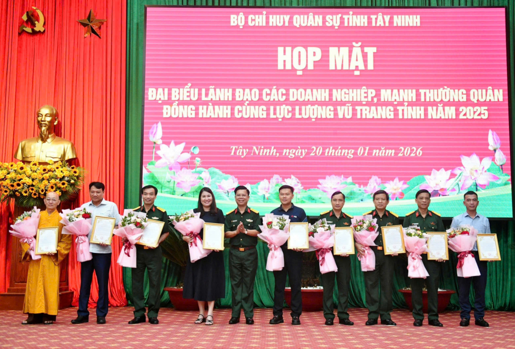 Đại tá Nguyễn Thanh Phong – Chính ủy Bộ chỉ huy Quân sự tỉnh tặng hoa, thư cảm ơn tri ân các doanh nghiệp, mạnh thường quân