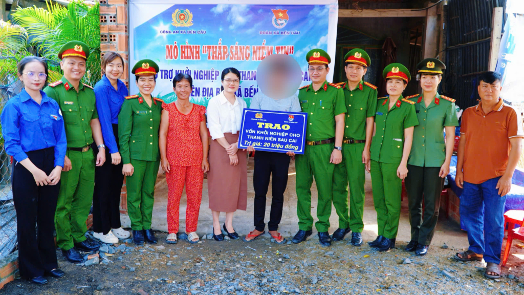 Trao vốn khởi nghiệp cho thanh niên sau cai