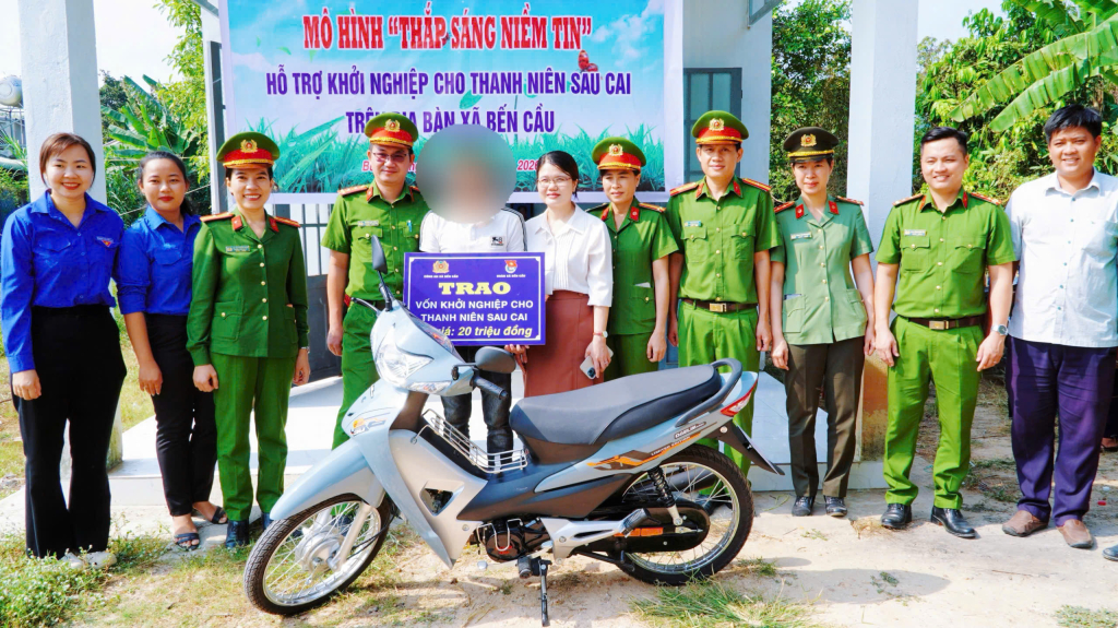 Ấm &aacute;p từ m&ocirc; h&igrave;nh 'Thắp s&aacute;ng niềm tin'