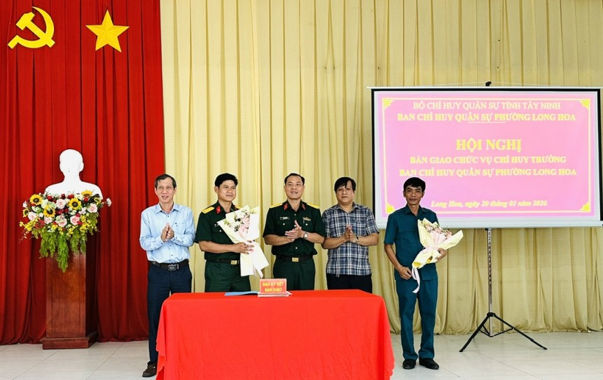 B&agrave;n giao nhiệm vụ Chỉ huy trưởng Ban Chỉ huy Qu&acirc;n sự phường Long Hoa