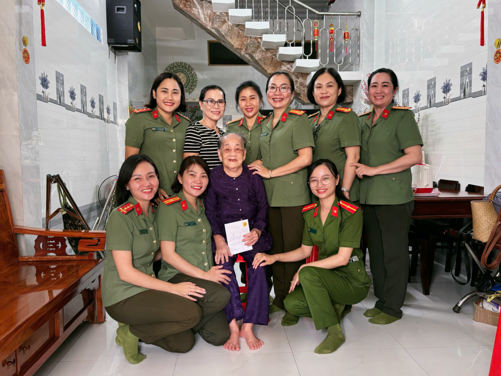 Hội Phụ nữ C&ocirc;ng an tỉnh thăm B&agrave; mẹ Việt Nam Anh h&ugrave;ng 