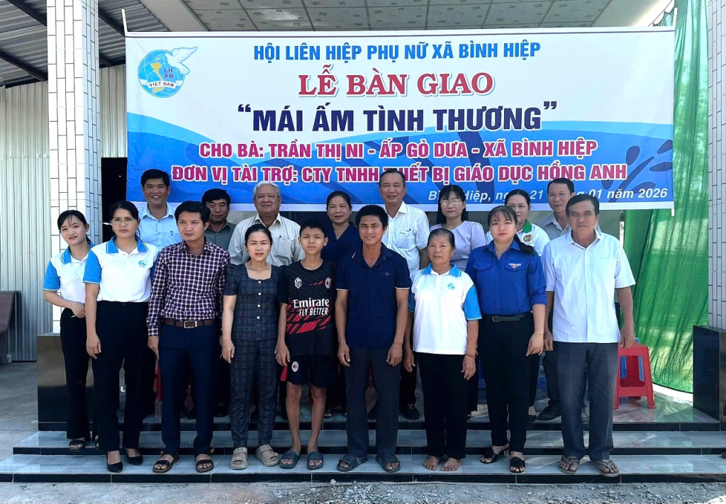 X&atilde; B&igrave;nh Hiệp: B&agrave;n giao &lsquo;M&aacute;i ấm t&igrave;nh thương&rsquo; cho hội vi&ecirc;n phụ nữ c&oacute; ho&agrave;n cảnh kh&oacute; khăn