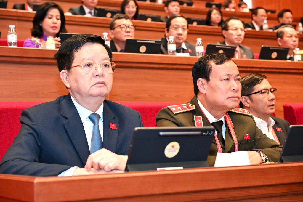 Đo&agrave;n đại biểu tỉnh T&acirc;y Ninh tham gia thảo luận tại hội trường về văn kiện Đại hội XIV