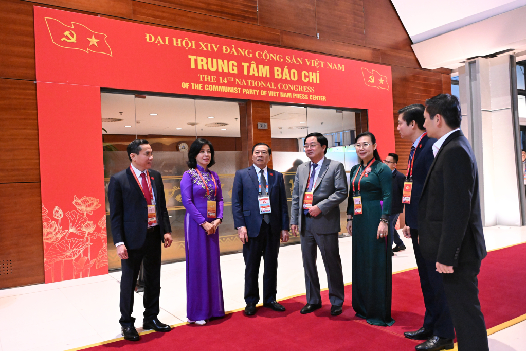 Lãnh đạo tỉnh Tây Ninh thăm Trung tâm báo chí tại Đại hội XIV của Đảng (ảnh: Thanh Nga)