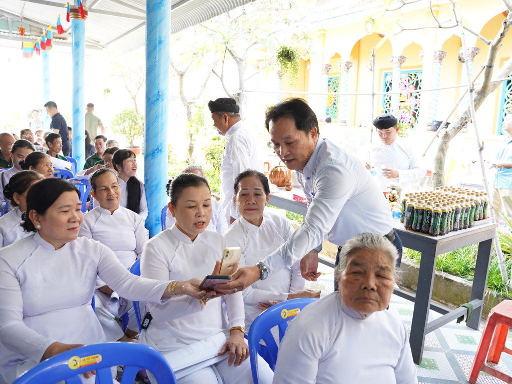 Người dân và các tín đồ Cao Đài thuộc họ đạo liên khu phố Tân Phước, phường Bình Minh tham gia tập huấn chuyển đổi số