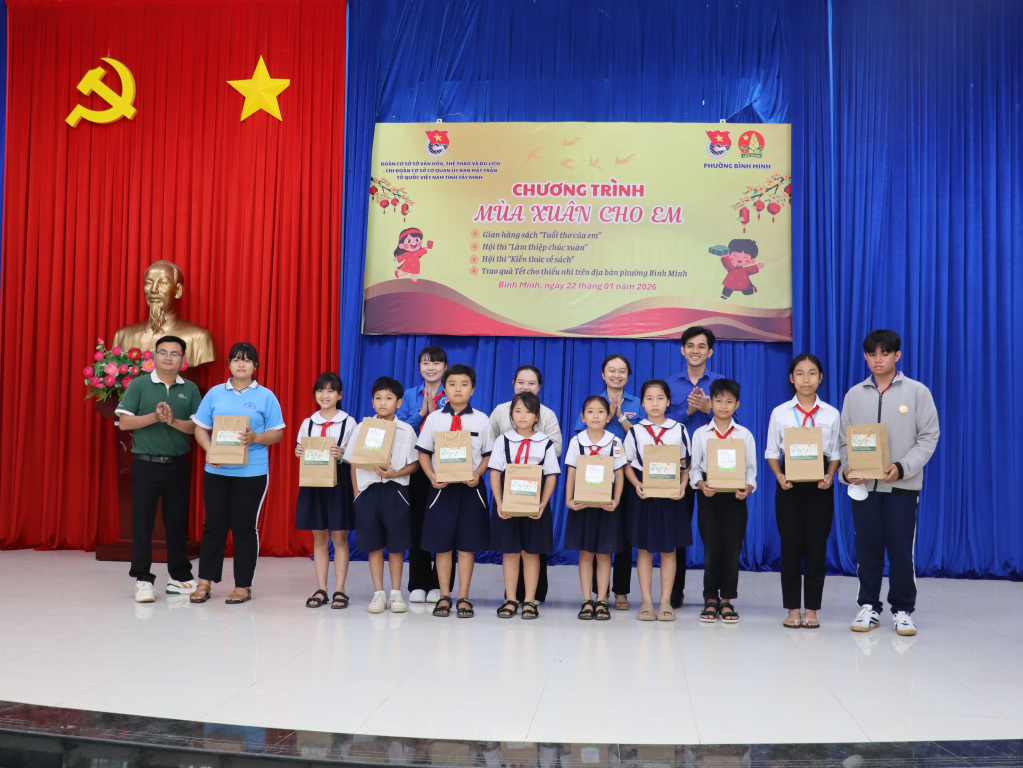 Rộn r&agrave;ng chương tr&igrave;nh 'M&ugrave;a xu&acirc;n cho em'