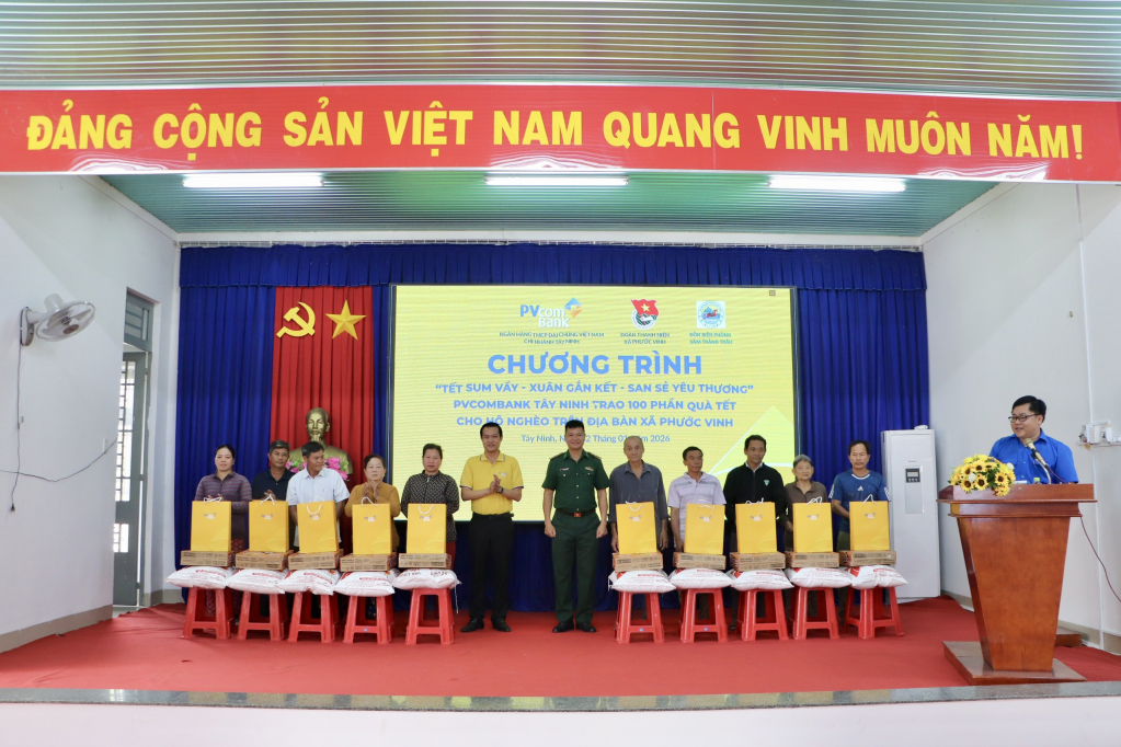 Trao qu&agrave; tết cho 100 hộ ngh&egrave;o tr&ecirc;n địa b&agrave;n x&atilde; Phước Vinh