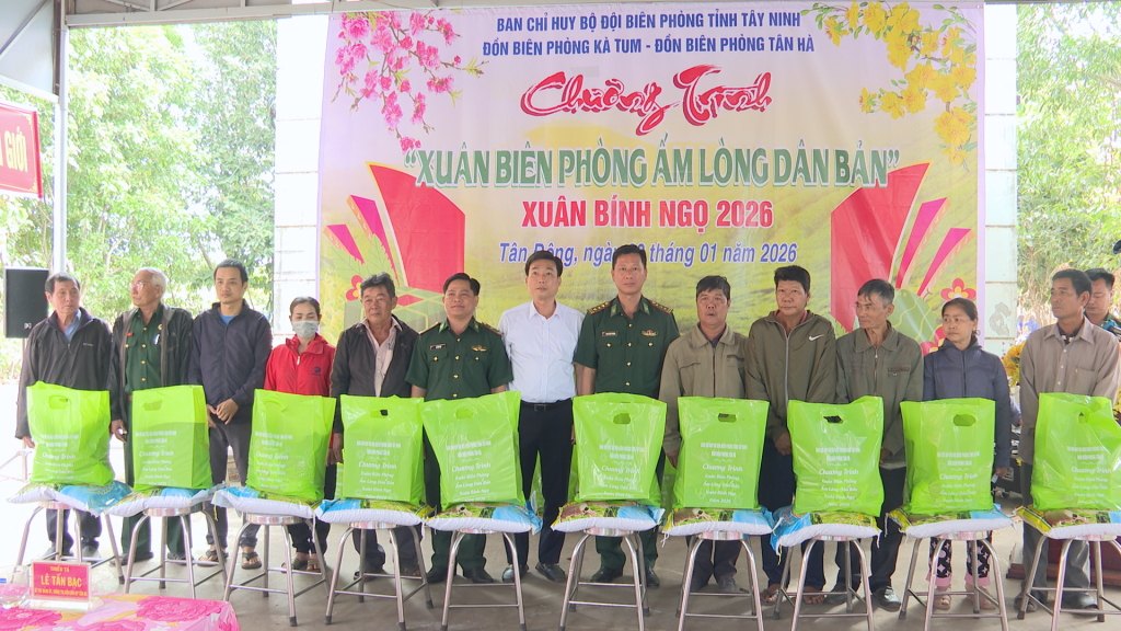 Đại diện Ban chỉ huy Đồn Biên phòng Kà Tum, Đồn Biên phòng Tân Hà và UBND xã Tân Đông tặng quà cho người dân có hoàn cảnh khó khăn tại Chương trình