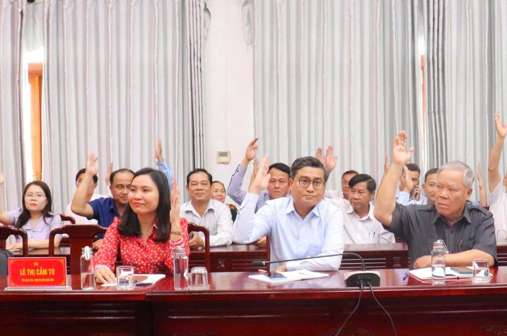 Lấy &yacute; kiến cử tri nơi c&ocirc;ng t&aacute;c đối với người được dự kiến giới thiệu ứng cử đại biểu Quốc hội v&agrave; đại biểu HĐND tỉnh