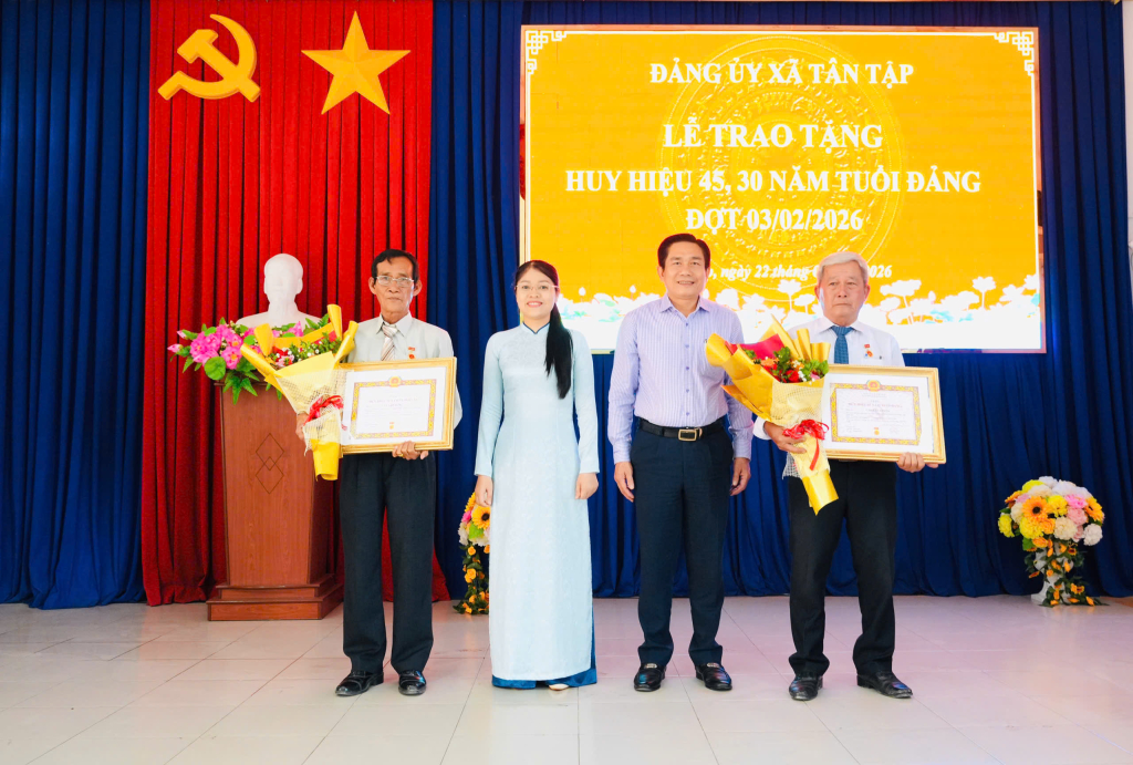 X&atilde; T&acirc;n Tập: Trao tặng Huy hiệu 45, 30 năm tuổi Đảng 