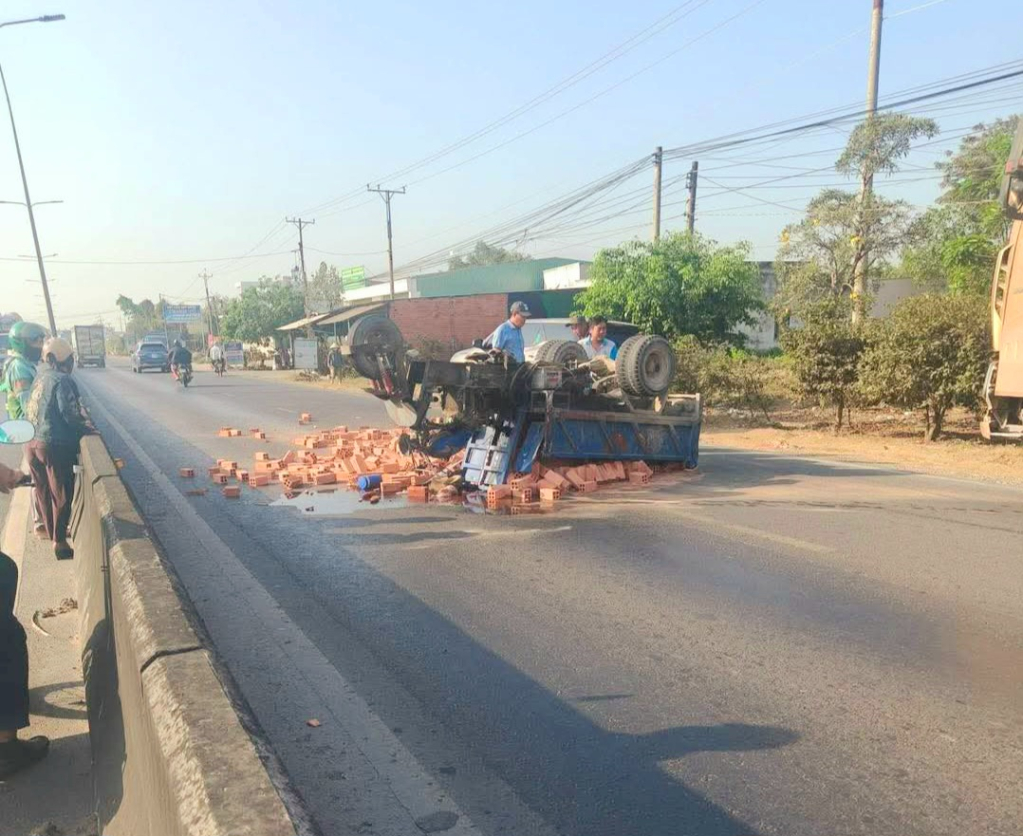 Lật xe ba g&aacute;c chở gạch tr&ecirc;n Đường tỉnh 830, giao th&ocirc;ng bị cản trở