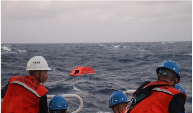 T&agrave;u chở 21 người bị lật &uacute;p ở Biển Đ&ocirc;ng, Trung Quốc v&agrave; Philippines ứng cứu