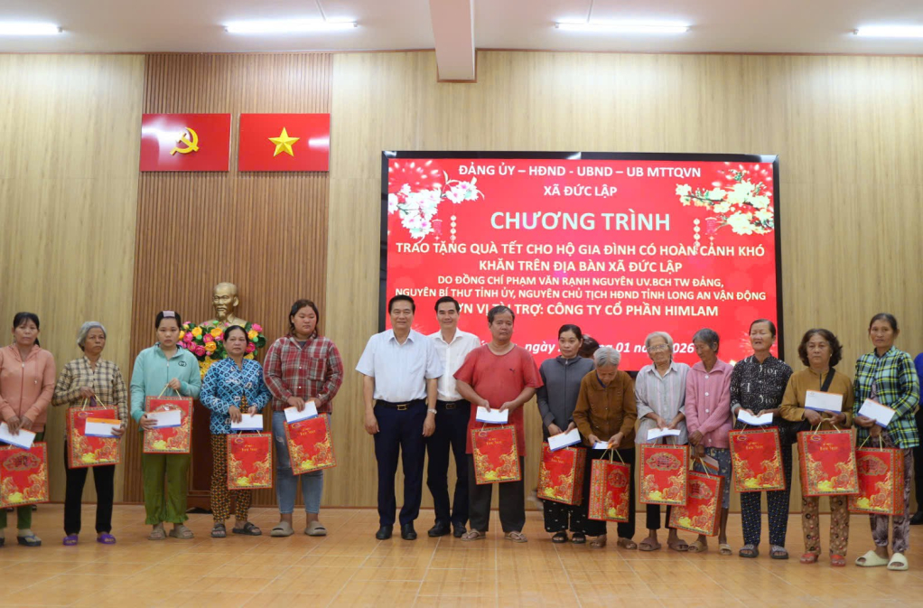 X&atilde; Đức Lập: Trao 200 phần qu&agrave; tết cho gia đ&igrave;nh kh&oacute; khăn