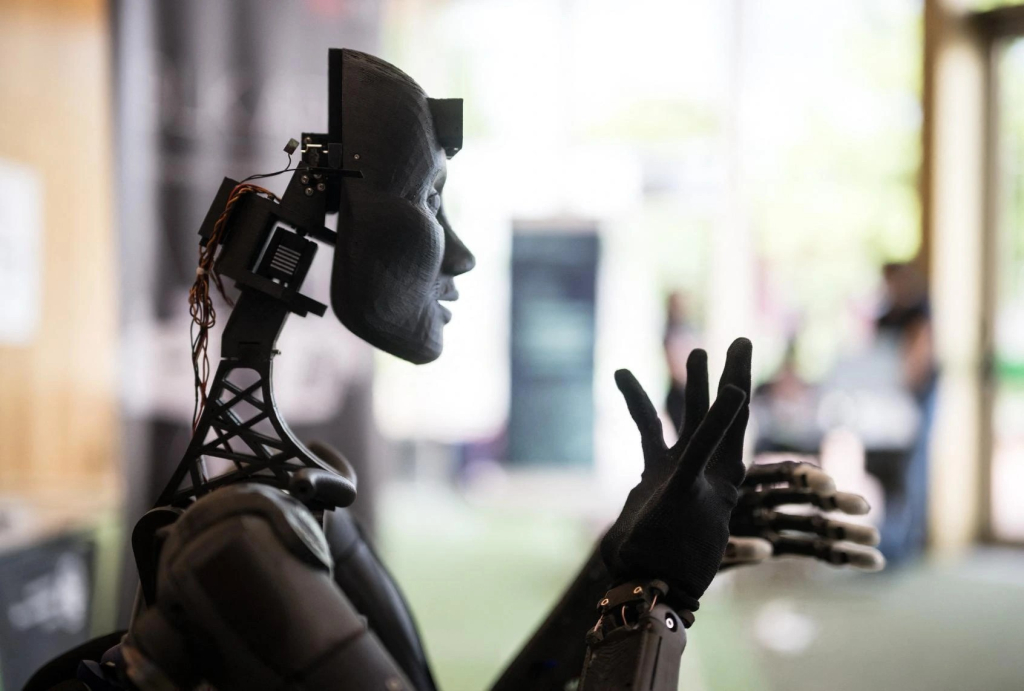 AI chưa thể thay con người, nhưng tạo ra 'si&ecirc;u nh&acirc;n vi&ecirc;n'