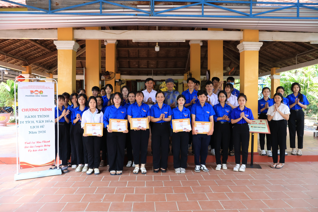 Đo&agrave;n Thanh ni&ecirc;n phường H&ograve;a Th&agrave;nh ứng dụng m&atilde; QR trong tuy&ecirc;n truyền di t&iacute;ch lịch sử