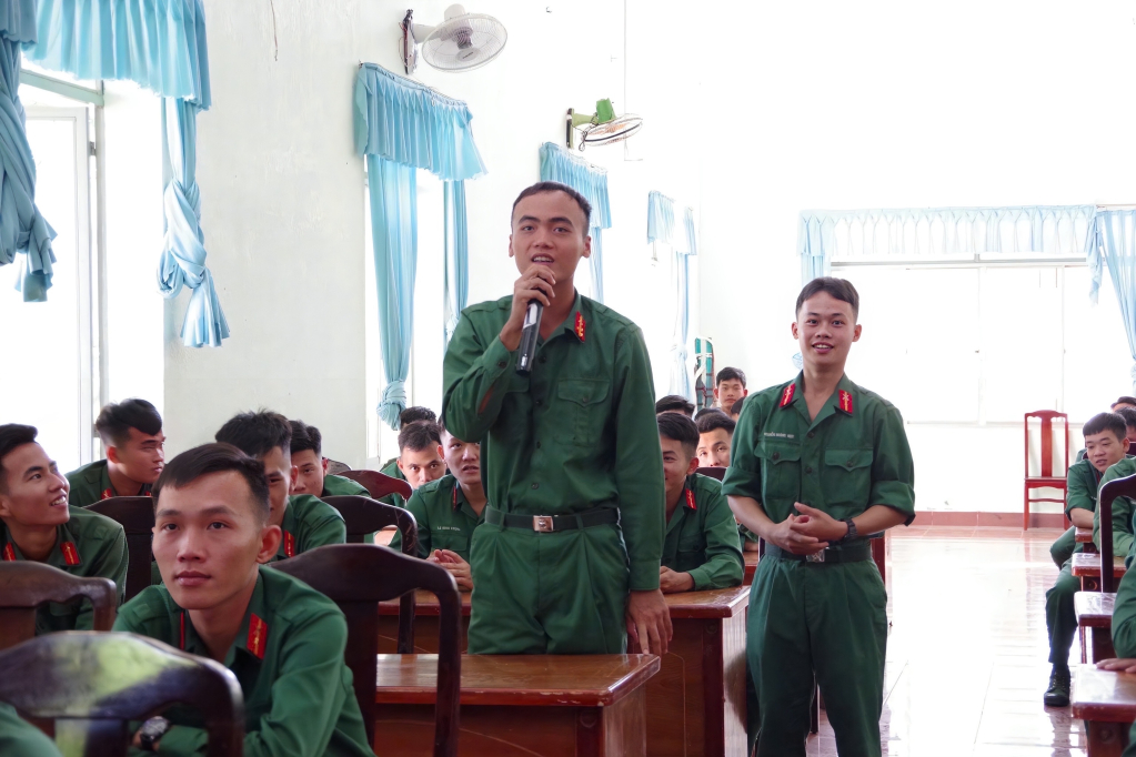 Trung đo&agrave;n Bộ binh 174 sinh hoạt, đối thoại d&acirc;n chủ với hạ sĩ quan, binh sĩ