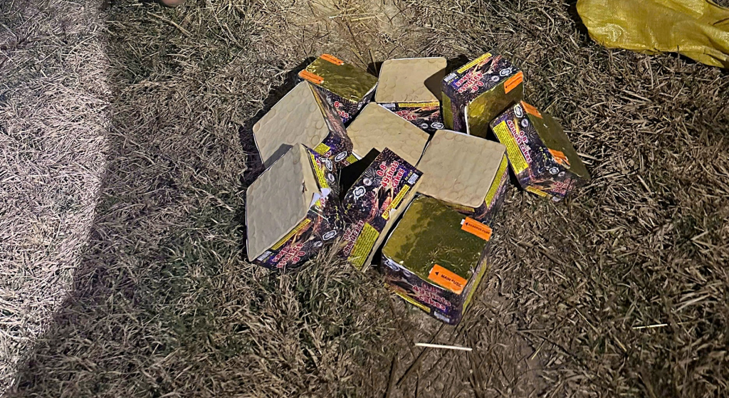 C&ocirc;ng an x&atilde; H&ograve;a Hội ph&aacute;t hiện, thu giữ hơn 19kg ph&aacute;o hoa nổ