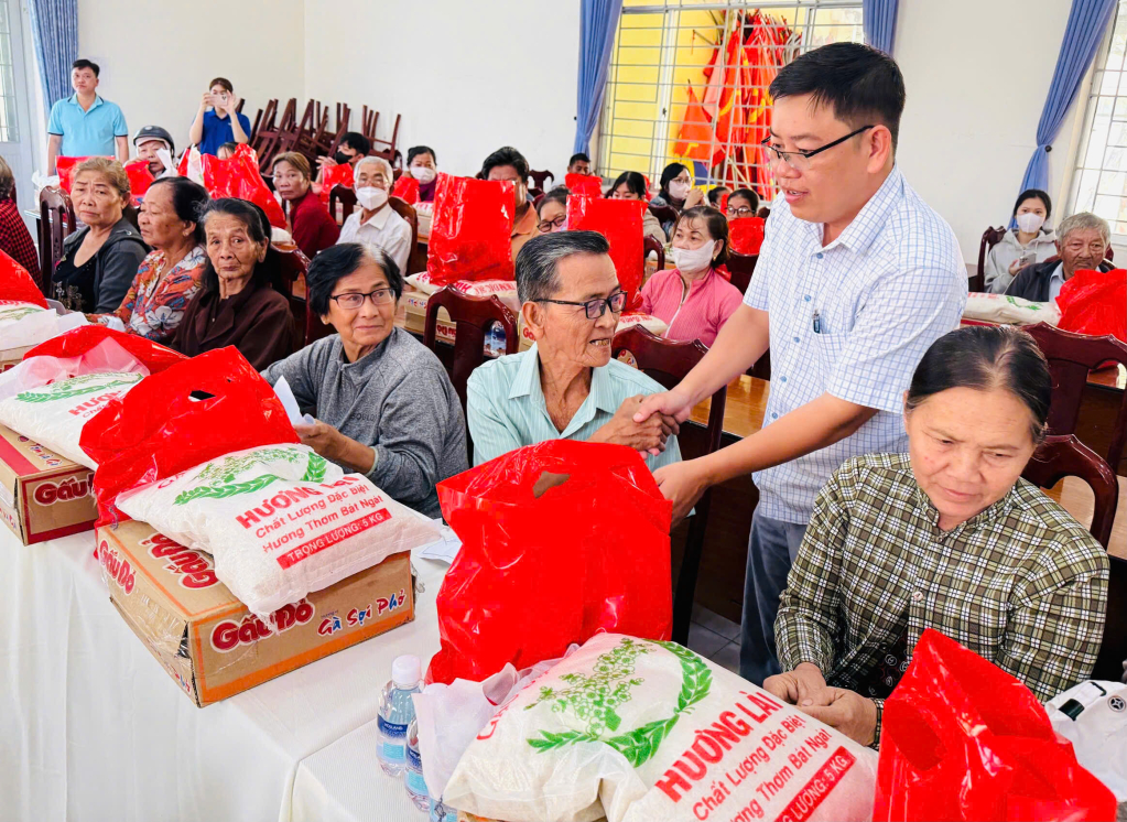 X&atilde; T&acirc;n Tập: Trao tặng 100 phần qu&agrave; tết cho hộ kh&oacute; khăn