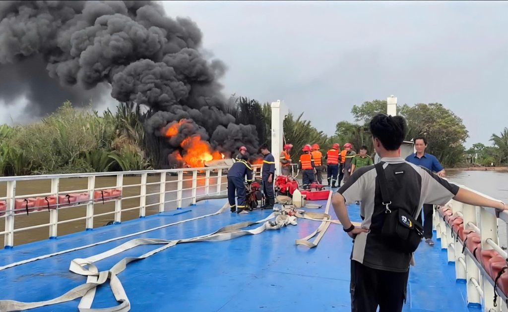 Lực lượng chức năng có mặt khống chế đám cháy