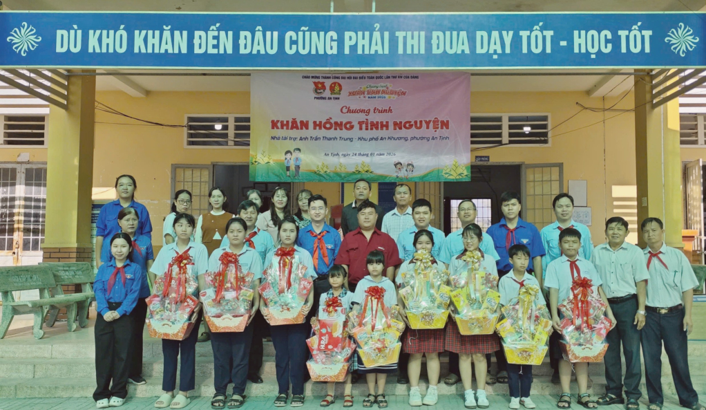 Ấm &aacute;p Khăn hồng t&igrave;nh nguyện